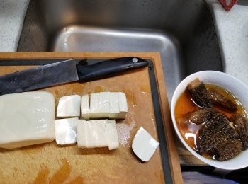 step1: 先將19g羊肚菌洗淨後用大約300g水浸兩小時以上(浸羊肚菌的水不要太多,因為要用回浸羊肚菌的水做汁)2磚硬豆腐洗淨切件