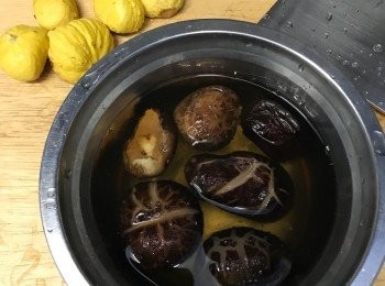 step1: 用熱水將乾冬茹浸淋。冬茹及栗子先切粒。