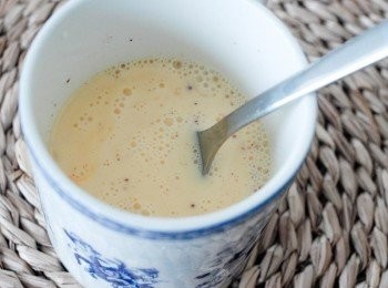 step1: 將雞蛋、糖、牛奶和肉桂粉在杯內拌勻