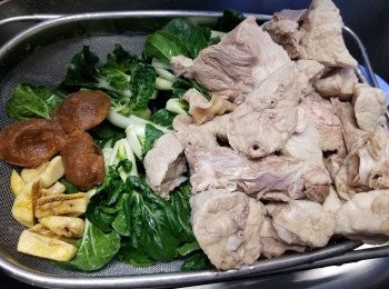 step6: 預備好所有材料:白菜仔半斤洗淨,陳皮一個浸軟,無花果4粒剪開待出味,放入4公升半水大火煮滾,轉細火煮2個鐘