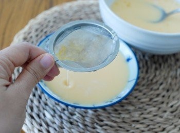 step3: 用篩過濾，倒入容器內