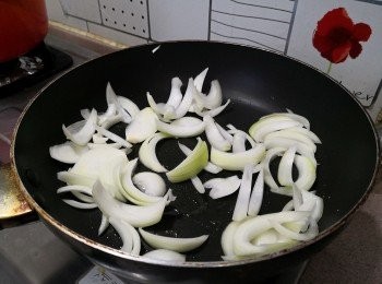step5: 將洋蔥切絲，慢火用油爆炒至半熟;