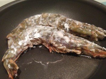 step3: 蝦撲上粟粉用半煎炸煎蝦。