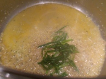 step10: 翻滾煲內香草忌廉上湯, 撒上玫瑰露酒, 最後將蔥絲加入即熄火。