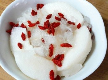 step3: 把去皮切塊的水梨放入燉裡舖好 , 水梨上放入燕窩 , 再把清洗好的枸杞子和冰糖加入