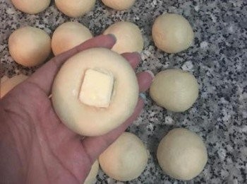 step14: 滾圓後.取出冰硬的奶油，從底部壓入奶油塊；