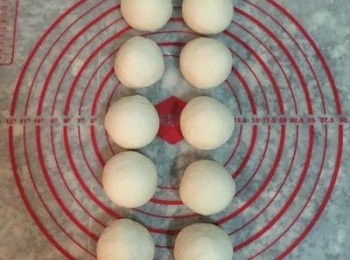 step8: 秤重後，直接切割成10份（每份約50-51g); 切割好的麵糰，先壓扁後捲起來再收圓，方便等一下桿圓；先收圓的要照順序排好，等一下桿麵會比較方便桿開；全部桿好後，再用保鮮膜蓋起來，鬆弛10分鐘。