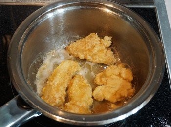 step2: 在鍋中放兩湯匙菜油, 以中火燒熱, 放入筷子有泡冒起即可放入魚塊