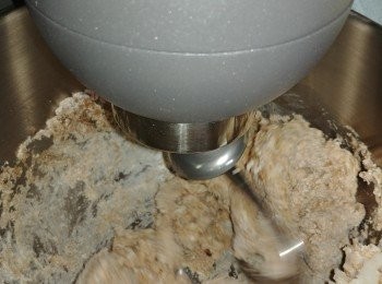 step1: 除牛油同提子乾外，所以材料放入廚師機中速打20分鐘至起筋，再加入牛油打勻!!