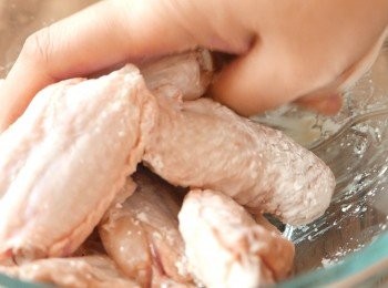 step1: 把<a href="https://bit.ly/3zHU5V3" target="_blank" data-keyword="雞翼" class="guide-link"><strong>雞翼</strong></a> <span style="display:inline-block;vertical-align:middle;margin-top:-3px;color:initial;border-radius:3px;padding:2px 3px;font-size:12px;line-height:14px;background:#87d300;color:#fff;">即買</span> 洗淨印乾，加入 鹽、生粉、 麻油和紹興酒，用手按摩至醃料被吸收。醃15分鐘以上。