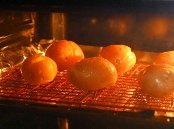 step5: 把薯仔翻面，再掃油，這面不用灑鹽。放入已預熱至200℃的焗爐，置於中層烤10分鐘。