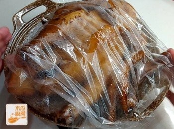 step6: 雞盛起，用保鮮紙封好，待涼切件