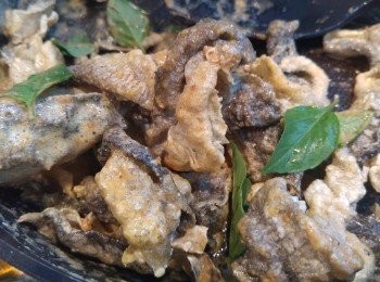 step4: 當炸魚皮吸收完牛油咸蛋醬. 再將九層塔同炒。