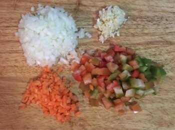 step5: 洋蔥和紅蘿蔔切細丁；蒜切細末；甜椒切丁；
