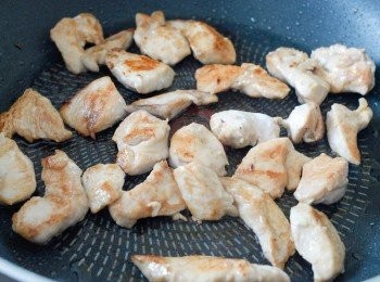 step1: 將雞肉切件，用少許醬油、鹽和糖醃雞肉20分鐘。熱鍋下油，煎雞肉至兩面金黃色