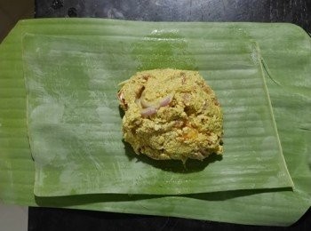 step5: 5. 置入萊姆葉、蝦仁、花枝、魚片等材料，在蛋液裡，
再攪拌均勻。