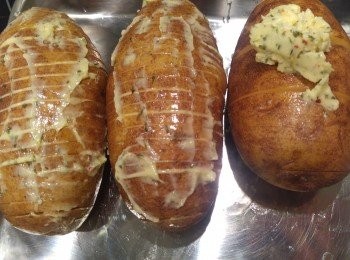 step3: 將牛油蒜蓉醬塗入薯仔片裏面和外皮。