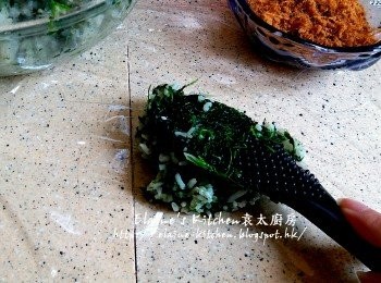 step8: 放上一張保鮮紙 , 將適量菠菜白飯放上