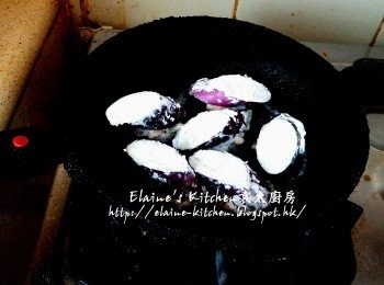 step8: 將每件茄子放入鑊中(先煎魚肉部份) , 用慢火慢慢煎魚肉至微黃色