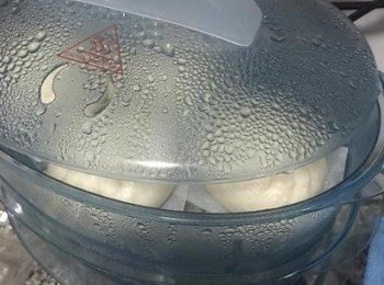 step13: 蒸好後，不要馬上掀蓋，先開一小口讓鍋內蒸氣散出後再全掀開，並把包子取出放網架上晾涼。