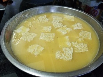 step5: 用保鮮紙或錫紙封好，以水滾計放入蒸爐蒸 10 分鐘，熄火焗 3 分鐘，取出後放上蔥花