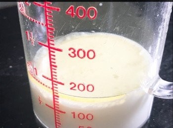 step2: 把牛奶、水、油一同放入鍋內煮滾，滾起關火，倒入麵粉，馬上攪拌均勻