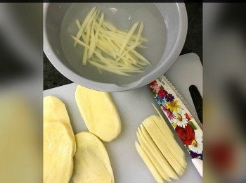 step1: 薯仔去皮，切絲。
放入水中洗淨。