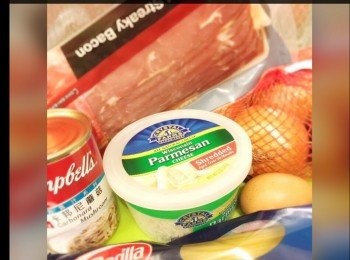 step1: 煮前準備: 
將洋蔥同煙肉切粒 
將意粉煮熟後，瀝乾水份備用