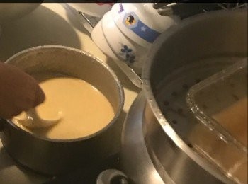 step1: 紅棗去核，浸軟
將糖水加紅棗蓉煮熟
放涼半小時後
將其他配料混在一起，攪勻
再用篩隔去棗皮

再將粉漿放於玻璃器皿(第一層)蒸三分鐘
如是者蒸九層 
在第四、五層後可能要蒸至五分鐘一層，
視乎硬度