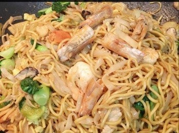 step1: 把要用的料，瘦肉、菇类、鱼饼切片，虾拔壳，虾头不要丢，跟面一起炒，蒜切碎