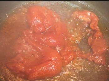 step1: 鍋中放少許油，放入切件番茄，加糖和鹽炒至出紅油。