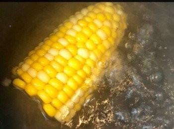 step2: 粟米烚熟，起肉備用。