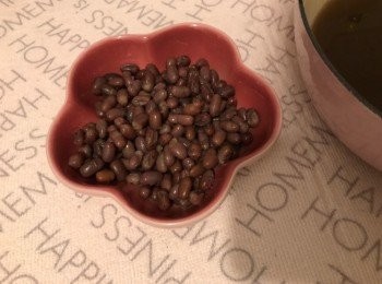 step2: 紅豆洗淨浸水4小時以上，中火㷛1小時，熄火焗30分鐘或以上，隔水備用