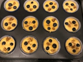 step8: 倒入杯模，加入合桃及藍莓，輕"凳"幾 下