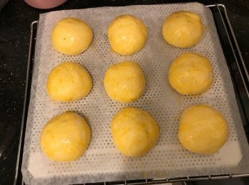 step8: 第二次發酵完成前10分鐘取出焗盤，170度預熱焗爐，在麵團上掃上蛋液