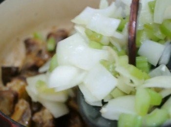 step9: 待牛腩煎至金黃色後落洋蔥西芹