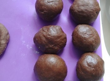 step2: 蓋上濕布或保鮮紙發酵50分鐘，待麵團發脹至2倍大，用手指篤中間，無回縮即發酵完成。
把麵團分成所需要等份用保鮮紙蓋上靜止10至15分鐘。