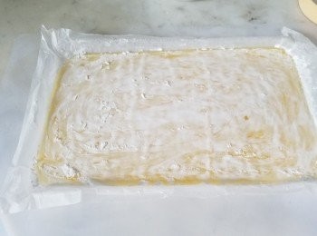 step7: 洒上手粉或椰絲..均勻塗滿皮面