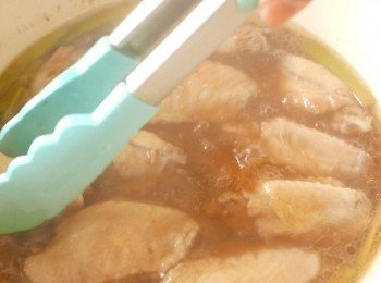 step5: 蓋上，調至中小火煮5分鐘，打開把<a href="https://bit.ly/3zHU5V3" target="_blank" data-keyword="雞翼" class="guide-link"><strong>雞翼</strong></a> <span style="display:inline-block;vertical-align:middle;margin-top:-3px;color:initial;border-radius:3px;padding:2px 3px;font-size:12px;line-height:14px;background:#87d300;color:#fff;">即買</span> 翻面，再蓋上多煮5分鐘。