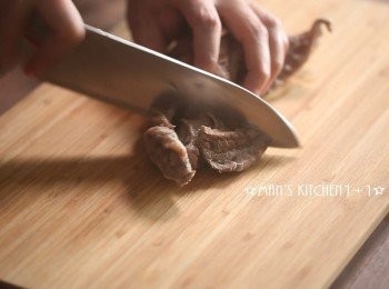 step2: 接著將汆燙牛肉的湯料過濾放涼；將牛肋條切塊備用。