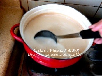 step7: 再加入之前拌勻好的粟粉水 , 轉慢火拌勻慢慢煮至杰身
