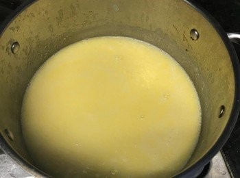 step5: 加入淡忌廉、糖、鹽、胡椒粉及basil碎略煲3分鐘即成。