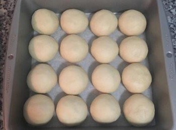 step16: 排入鋪有烘焙紙的烤模內，蓋上保鮮膜，等待二次發酵。