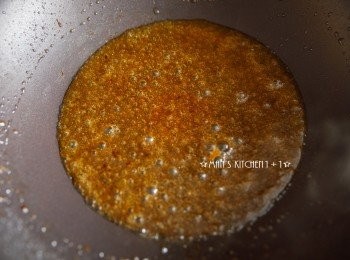 step3: 同一油鍋，將<span class="group_3">醬料</span>下鍋煮滾備用。