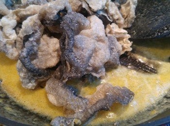 step3: 將炸魚皮同牛油咸蛋醬同炒。
