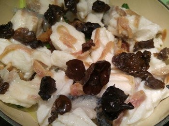 step3: 面層放龍躉、雲腿和雲耳一起蒸, 蒸時間五分鐘。