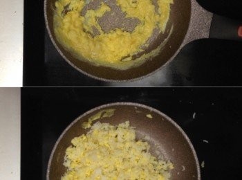 step2: 大火熱鑊，轉小火，下蛋炒至半熟
下冷飯炒散，最後下一點鹽，剩起放入焗盤或玻璃盤備用