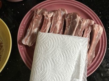 step2: 豬肋骨洗浄，用廚房紙印乾水分