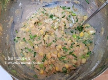 step1: 倒走罐頭吞拿魚內的水份，韮菜和蔥切粒，將所有材料放入大碗內拌勻。