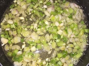 step2: 熱油鍋，倒入豬油，再倒入蔥白爆香；然後關火，加入麵粉、鹽，拌勻成酥油。